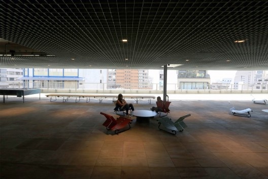 Sesc 24 de Maio, jardim da piscina, São Paulo SP, 2017. Arquitetos Paulo Mendes da Rocha, Fernando de Mello Franco, Marta Moreira e Milton Braga/ MMBB Arquitetos