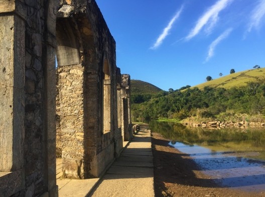 Ruínas do parque arqueológico e ambiental de São João Marcos e as águas do Ribeirão das Lages, em Rio Claro RJ Brasil