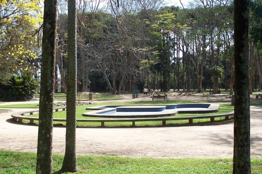 Atual Parque Roberto Burle Marx em São José dos Campos (antiga propriedade da família Olivo Gomes). Play-ground acrescido ao jardim, primeiro desenho de José Tabacow no escritório Burle Marx