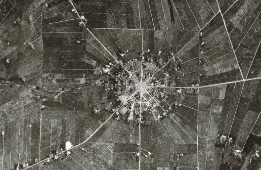 Aerofoto de Esperança Nova, 1980. Cidade diagrama: centralidade e formato regular em relevo plano. Projeto do engenheiro civil Arthur Bruno Junges (Universidade do Paraná), de 1960