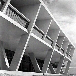 Elementos de apoio inclinados. Hotel Tijuco, Diamantina, 1951. Oscar Niemeyer