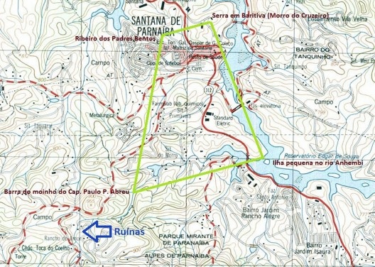 Região de Santana do Parnaíba. Destacado em verde está a linha de demarcação do rocio da vila em 1681. A seta azul indica a localização das ruínas do Sítio do Morro