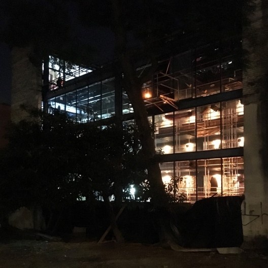 Grande vidraça do Teatro Oficina vista do estacionamento lateral ao edifício