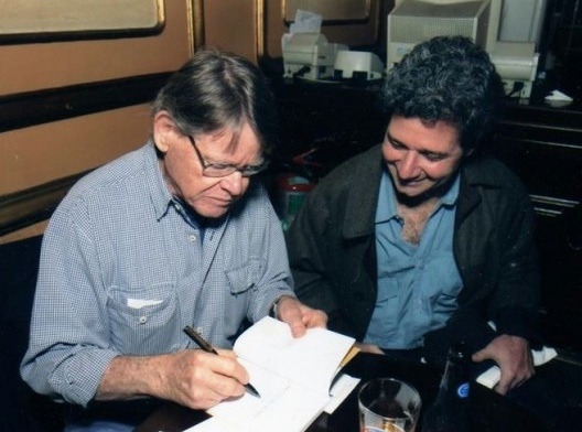 Mauricio Segall escreve dedicatória para Roberto Gervitz em lançamento de livro