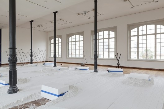 Linhas de força, 2019, blocos de gesso, gesso, guinchos, cintas de lona e cabo de aço, 50cm x 800cm x 1300cm. Exposição “Marcia Pastore: contracorpo”, Pinacoteca do Estado, 2019-2020