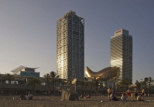 Hotel Arts (com escultura em forma de peixe de Frank Gehry) e Torre MAPFRE entre a Cidade Olímpica e o Porto Olímpico, 1992