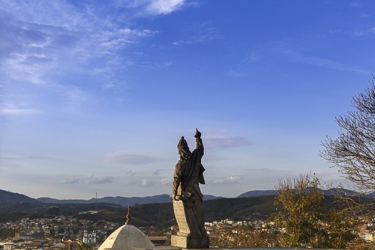 Escultura de Abdias voltado para a Serra Casa de Pedra, Congonhas MG