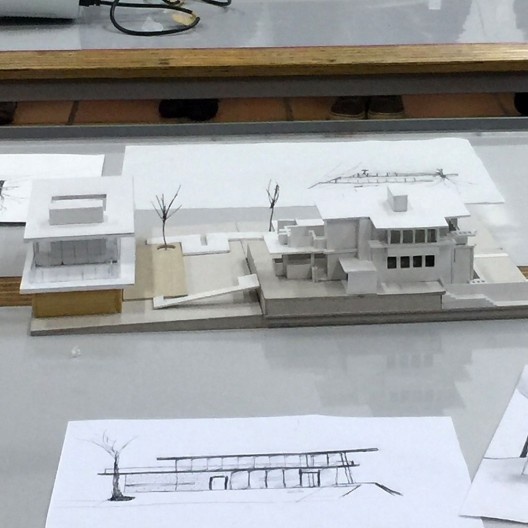 8º Ciclo de Estudos da UEM: Workshop Charette de Intervenção de Arquitetura Nova em sítio arquitetônico de interesse histórico, maquete-base montada pelo professor Maurício Azuma, com croquis e maquete de proposta de equipe