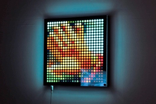 Gisela Motta & Leandro Lima, Do Not, 2009, backlight com matriz de led. Exposição Território de Contato, Sesc Pompeia, 2012