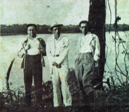 Francisco Prestes Maia à beira do rio Paraná, tendo à sua esquerda Dr. L. Ferraz de Mesquita, prefeito municipal de Lucélia e Aníbal de Andrade, da Sociedade Imobiliária Panorama Ltda