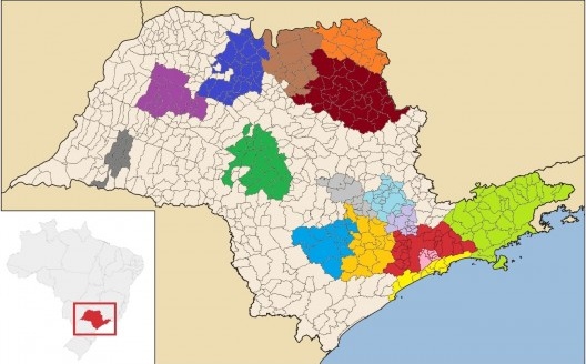 Mapa de Regiões Metropolitanas em projeto no estado de São Paulo (rosa, roxo, verde escuro, marrom, laranja escuro, azul médio, lilás, cinza claro, azul escuro e cinza escuro)
