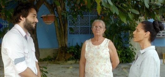 Empresário Diego Bonfim, a empregada Ladjane e a jornalista Clara, cena do filme Aquarius, filme de Kleber Mendonça Filho