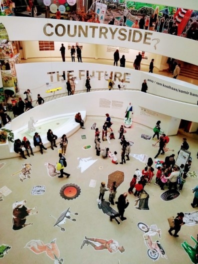 Exposição “Countryside, The Future”, Guggenheim Nova York, fev. 2020. Perspectiva interna a partir da rampa para o térreo