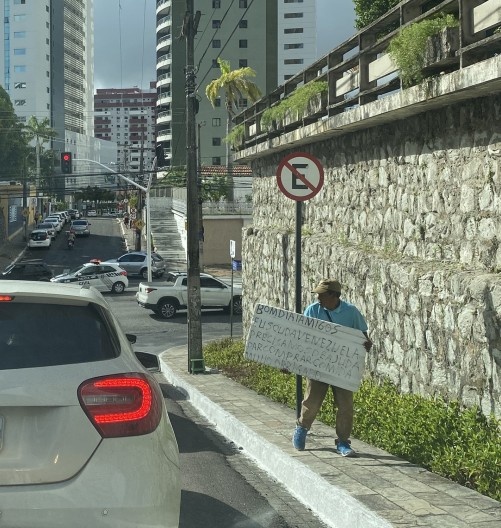Venezuelano pedindo esmola nos sinais