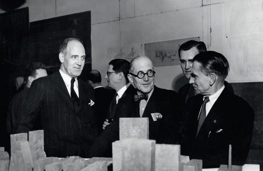 Wallace K. Harrison, Le Corbusier e Vladímir Bodianski (da direita para a esquerda) diante de uma maquete do edifício da ONU, Nova York, EUA, 1947