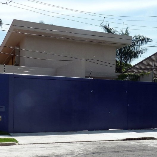 Na confortável casa burguesa, marido e mulher decidem pintar o portão azul de entrada da casa. “É um plano pictórico em potencial”, diz a esposa professora universitária. “Sim! Vamos deixar todos os vizinhos com ódio e inveja”, conclui o esposo executivo.