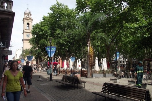 Mauro Ferreira na praça da catedral, centro histórico de Montevidéu