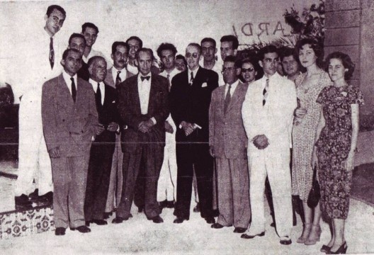 Grupo de estudiantes y profesores de la Universidad de La Habana, junto a Walter Gropius, en el centro, durante su visita en 1948. Entre los estudiantes se encuentra Félix Antonio Muñoz Cusiné, con traje blanco, en primera fila a la derecha.