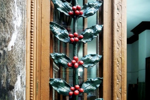 Portão decorado com ramos de café, centro de São Paulo