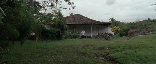 Francisco em frente à sede do seu engenho, fotograma do filme O som ao redor, de Kleber Mendonça Filho