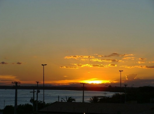 De presente, o pôr-do-sol. Do lado de cá do Velho Chico, Pernambuco. Do lado de lá, Bahia.
