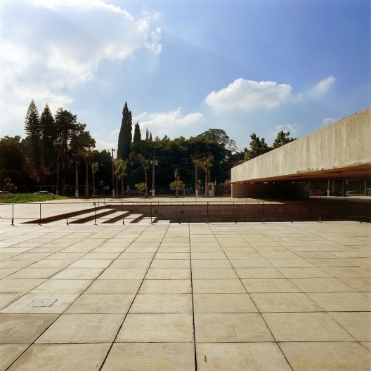 Museu Brasileiro da Escultura e da Ecologia — Mube, São Paulo SP, 1995. Arquiteto Paulo Mendes da Rocha