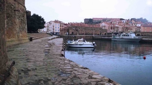 Vista Passarela de pedra alredor do Castelo e bairro Morè ao fundo