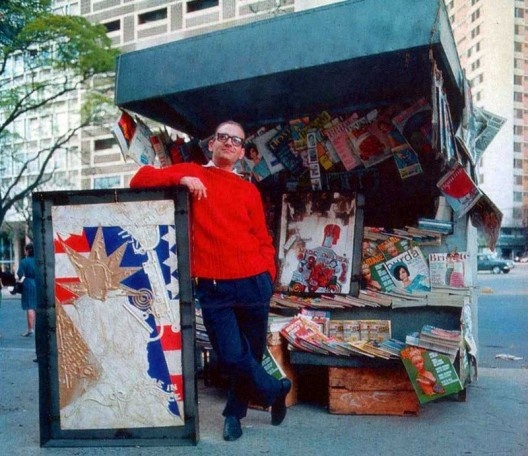 Flávio Império em banca de jornal na Av. Ipiranga – em frente ao Teatro de Arena – ao lado das obra Pena que ela seja uma ... e Made in USA