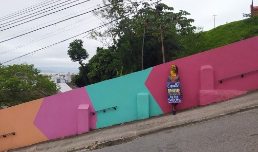 As cores vibrantes do muro embelezam a paisagem, enquanto os corrimãos e bancos instalados auxiliam a difícil tarefa de vencer a acentuada inclinação da via