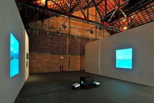 Gisela Motta & Leandro Lima, Segmento de reta, 2006, vídeo instalação de 2 canais sincronizados refletidos por espelhos acoplados a autofalantes, loop, sonorizado. Exposição Território de Contato, Sesc Pompeia, 2012