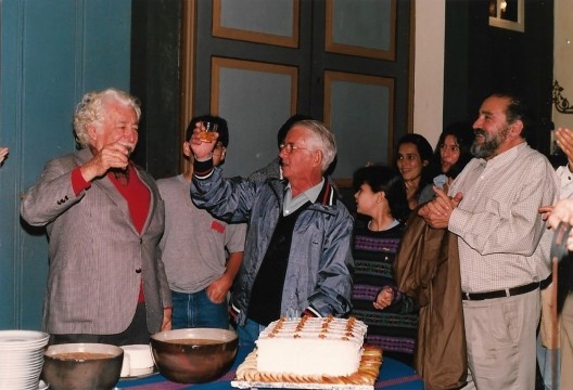 Roberto Burle Marx e Clemente Gomes brindando na festa de aniversário dos oitenta anos do paisagista, organizada pelo empresário na Fazenda Vargem Grande, em 1989