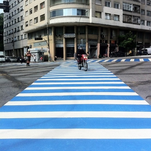 Faixa de pedestres na diagonal, esquina das Ruas da Consolação e Maria Antônia, São Paulo