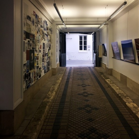 A entrada do Architecturestudio pela Rue Lacuée