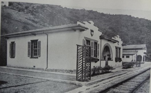 Casa dos ferroviários em Porto de Cima; na fachada, o emblema da RVPSC; atrás, a Mata Atlântica, 1944