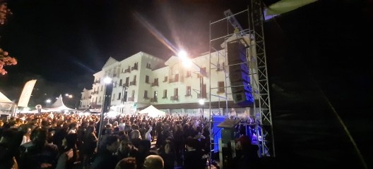 Palco com apresentação musical e grande reunião de pessoas, durante feira de Cervejas Artesanais
