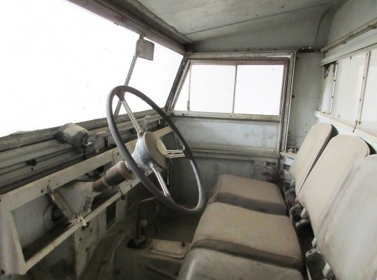 Cabine do Land Rover, em seu estado atual