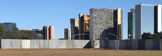 Edifício do Setor Bancário Norte; à esquerda, o Teatro Nacional, com obras paralisadas há cinco anos