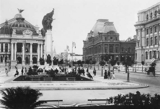 Conjunto arquitetônico da Praça Floriano (Cinelândia) no início do século 20. Teatro Municipal (à esquerda), trecho final da avenida Central e Escola Nacional de Belas Artes (ao centro), e parte da fachada principal da Biblioteca Nacional (à direita)