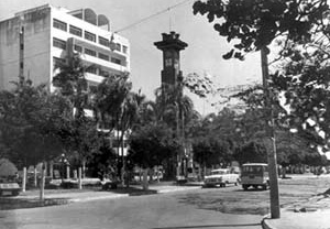Relógio da Avenida Goiás, Goiânia. Foto Hélio de Oliveira, década de 1950