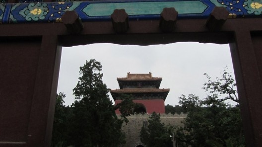 Vista do edifício que abriga a lápide do Imperador, através de um arco cerimonial