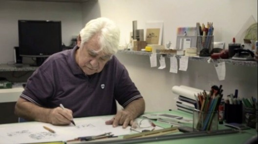 Wandenkolk Tinoco desenhando em seu escritório