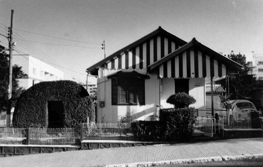 Casas na Praça João Ribeiro 134, em São Joaquim SC. Feita com tábuas verticais mata-juntadas. Observe o frontão e a varanda