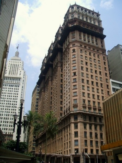 Em primeiro plano, Edifício Martinelli, inaugurado em 1934. Ao fundo, Edifício Altino Arantes, ou Banespão, inaugurado em 1947, em fotografia atual. Centro de São Paulo