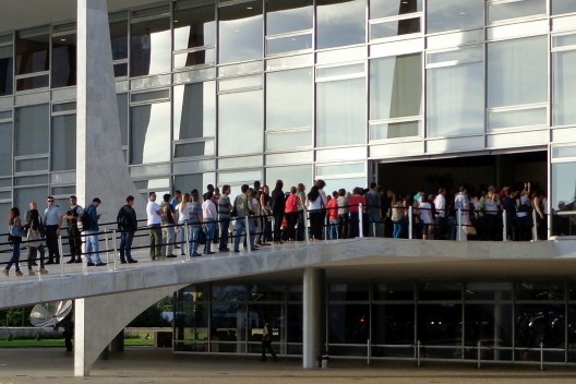 Enterro de Oscar Niemeyer, fila na rampa do Palácio do Planalto para o adeus ao arquiteto