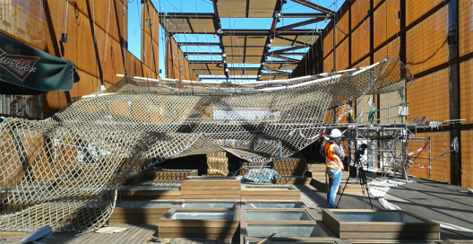 Concurso para o Pavilhão do Brasil na Expo Milão 2015, primeiro lugar, instalação da rede. Studio Arthur Casas (arquitetura), Atelier Marko Brajovic e Carmela Rocha (expografia) e Mosae (responsável técnico)
