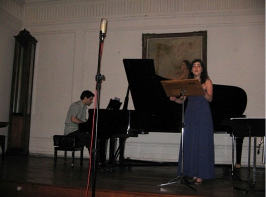 Maurício De Bonis (MG) e a soprano Caroline De Comi (MG) interpretando Seis Canções a Teus Pés, composição de Maurício De Bonis. Fórum de Compositores 2011. Sala da Congregação.