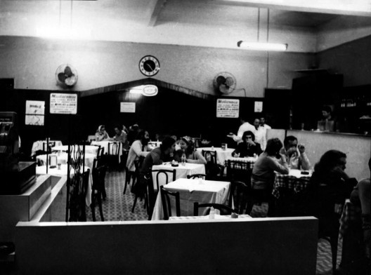 Cinco fantasmas tomam chope na mesa vazia do Bar Jangadeiros, servidos pelo falecido garçom Simões