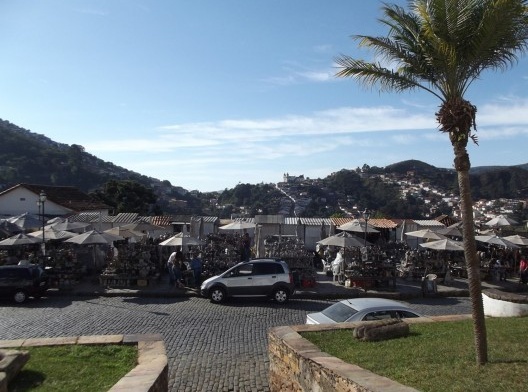 Vista parcial da Feira de Artesanato em Pedra-Sabão