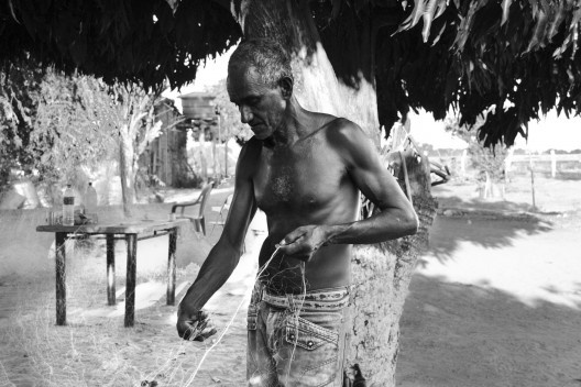 O pescador tecendo a sua rede de pesca na comunidade vazanteira de Morro Velho