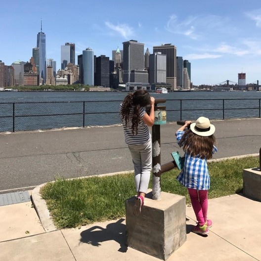 Crianças observando a cidade do outro lado da baía